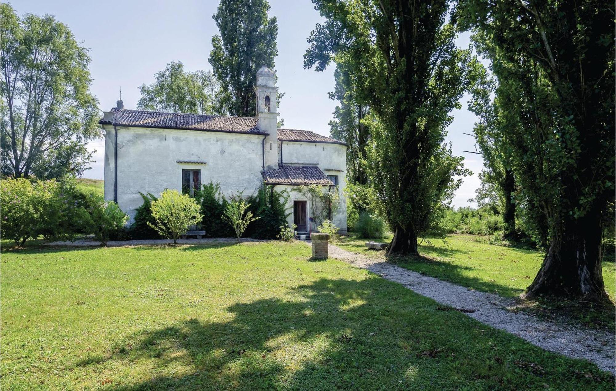 2 Bedroom Awesome Home In Taglio Di Po Ro Porto Viro Extérieur photo